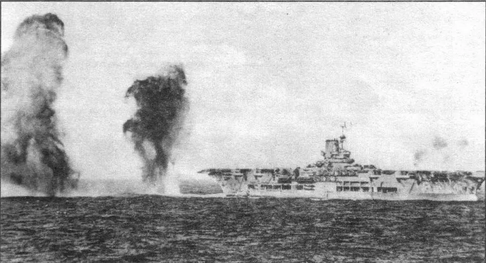 Авианосец уклоняется от бомб итальянских самолетов 16111940 г ТТХ по - фото 16