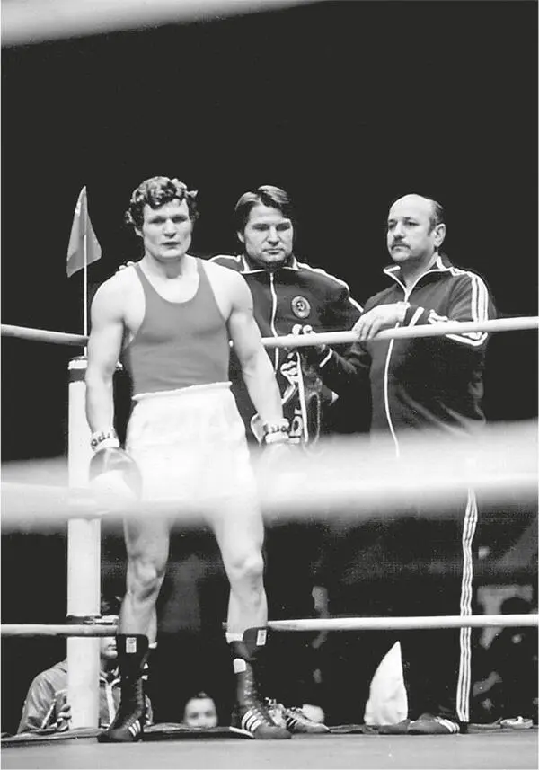 Виктор Савченко перед финальным боем Олимпиады1980 с тренерами сборной СССР - фото 19