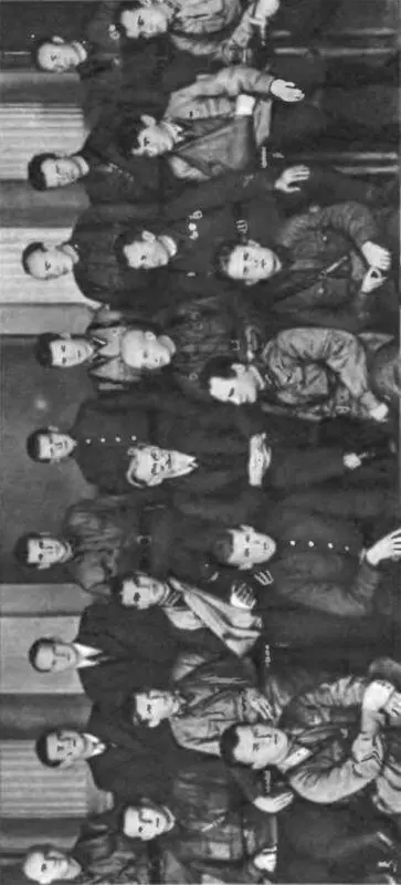 Михаил Иванович Калинин с группой награжденных командиров Красной Армии август - фото 7