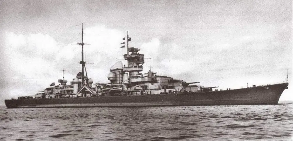 Принц Ойген выходит из Кильской бухты 1940 г На корабле отсутствуют носовые - фото 143