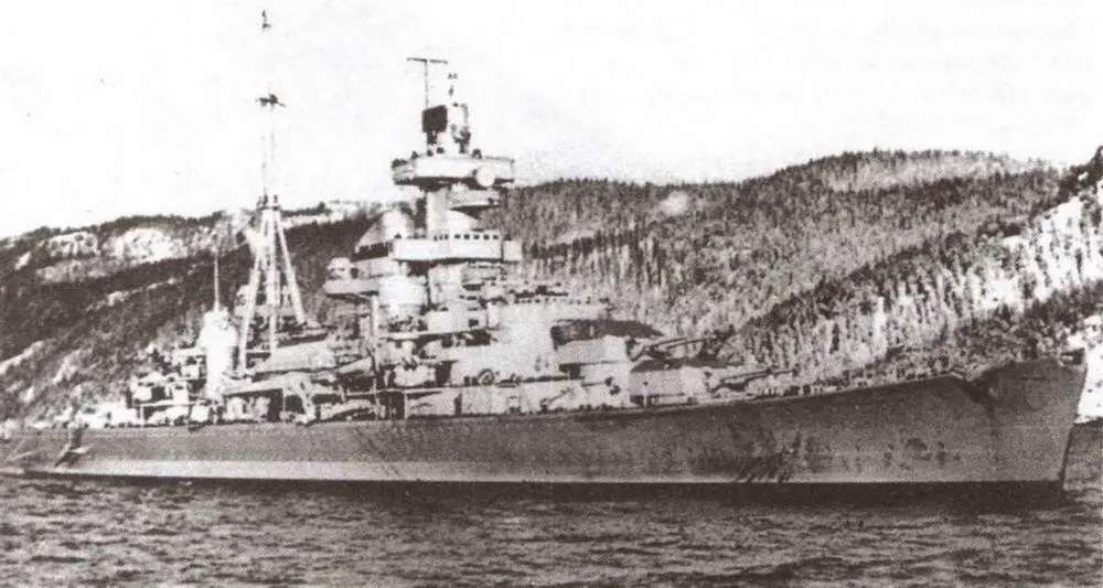 Адмирал Хиппер в Тронхейме 9 апреля 1940 г В носовой части корпуса видны - фото 89