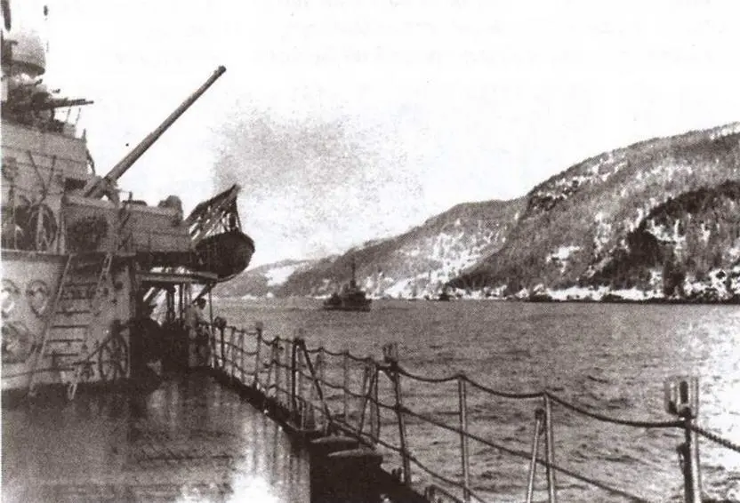 Адмирал Хиппер и эсминец эскорта в Тронхеймфиорде июнь 1940 г Джунипер - фото 97