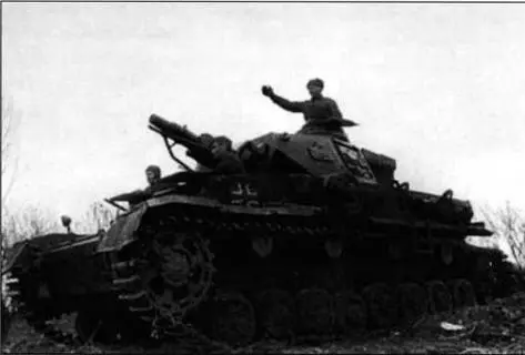 Трофейный немецкий танк PzKpfwIVAusfFl 151й танковой бригады движется к - фото 3