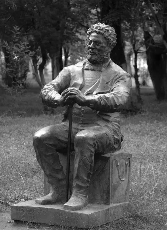 Памятник Александру Дюма в Поти Несмотря на издевательскую рецензию - фото 22