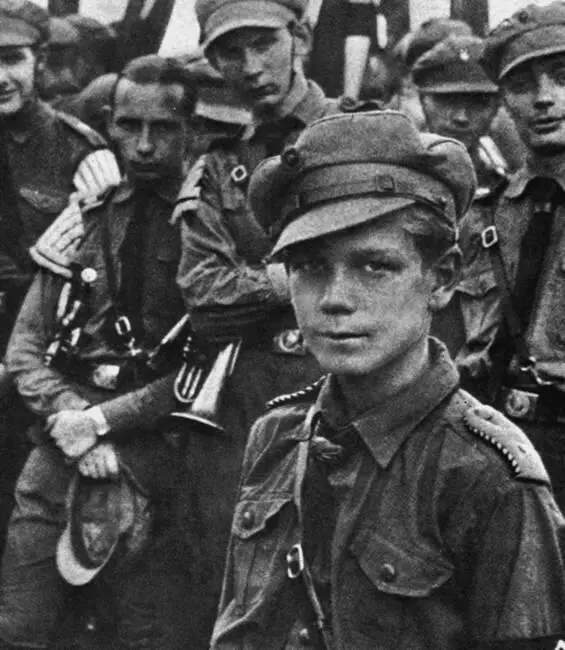 Кадр из фильма Гитлерюнге Квекс Но всетаки Утренняя заря не был - фото 9