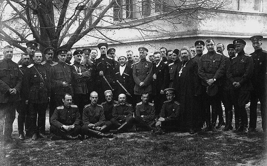 Генерал Врангель со своим штабом Сремские Карловцы1925 г А П Кутепов Е - фото 3