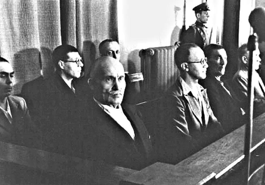Судебный процесс в августе 1946 года В первом ряду Г М Семенов Картина - фото 30