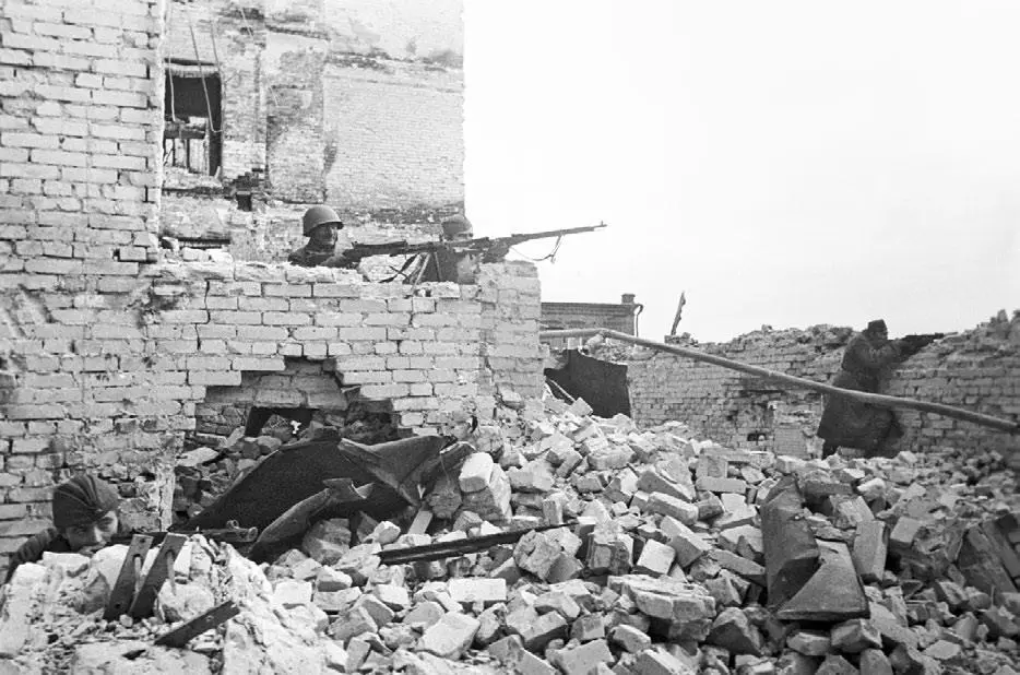Советские солдаты во время одного из уличных боев в Сталинграде Пол храма - фото 116