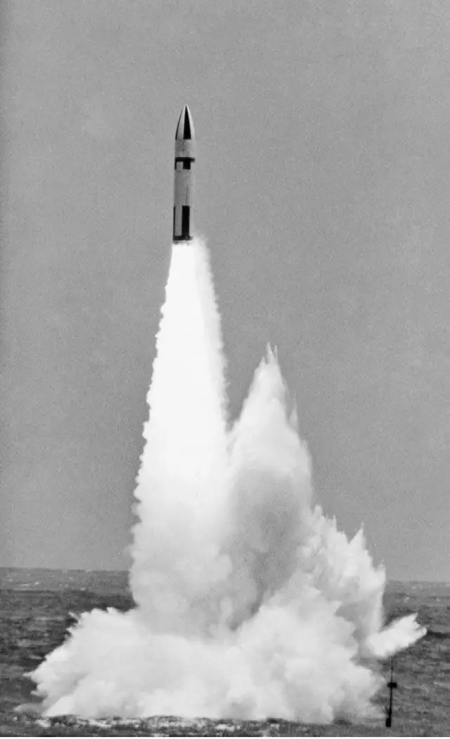 Пуск UGM27C Polaris A3 с атомного подводного ракетоносца USS Robert E Lee - фото 147
