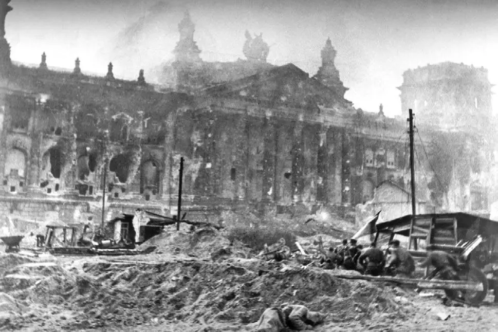 Берлин 1945 Штурм Рейхстага Когда в 1945 году войска союзников начали - фото 148