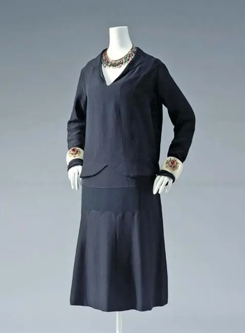 Маленькое черное платье от Chanel Около 1927 года Институт костюма Киото - фото 216