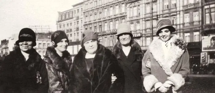 Бельгийские модницы в зимних шубках и шляпахклош Середина 1920х годов - фото 282