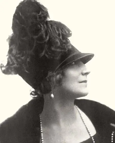 Шляпа Паллада напоминающая шлем Афины Журнал Vogue Paris 1921 - фото 319