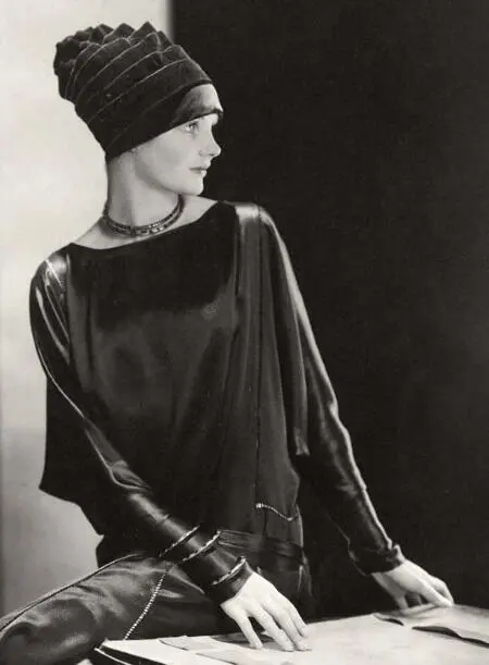 Модель рекламирующая шляпу в стиле античного шлема от Madame Agnes 1926 год - фото 320