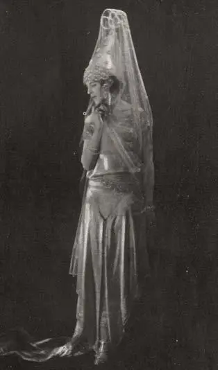 Мадам де Лимантур в роскошном энене Журнал Vogue Paris 1923 Национальная - фото 326