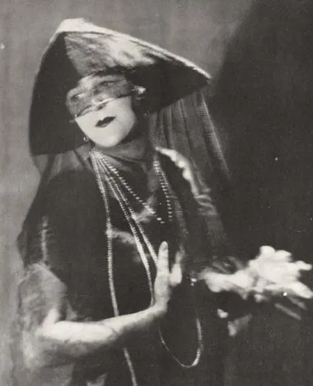 Актриса Алиса Дализия в венецианской бауте Журнал Vogue Paris 1921 - фото 334