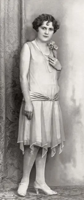 Модница в танцевальном платье Середина 1920х годов Архив О А Хорошиловой - фото 404