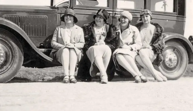 Любительницы больших скоростей перед фордом Середина 1920х годов Архив О - фото 417