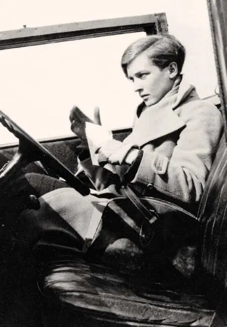 Писатель и светская львица Анна Мария Шварценбах за рулем авто Конец 1920х - фото 422