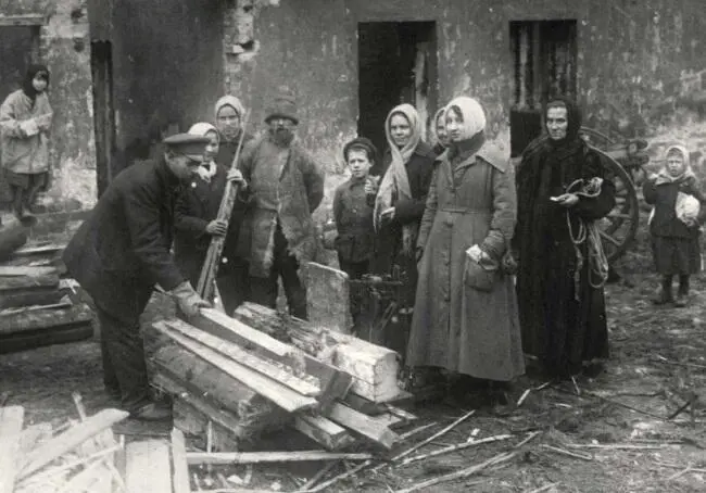 Жители Петрограда стоят в очереди за дровами Около 1918 года Архив О А - фото 531