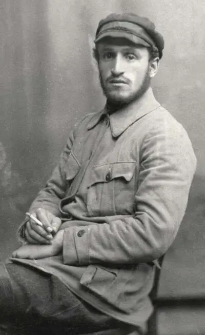 Служащий в военном френче галифе и фуражке 1921 год Архив О А Хорошиловой - фото 543