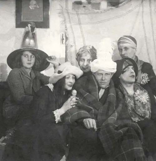 В начале 1920х было непросто найти хорошие маскарадные костюмы Поэтому в дело - фото 549