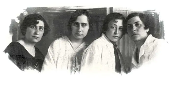 Молодые модницы демонстрируют популярную стрижку боб 1924 год Архив О А - фото 566