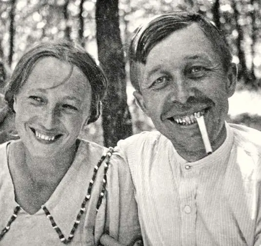 Улыбчивая парочка советских рабочих 2я половина 1920х годов Архив О А - фото 596
