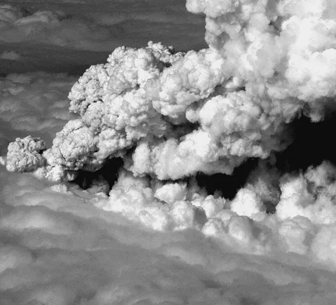 Любое крупное извержение вулкана на длительное время укрывает Землю завесой - фото 12