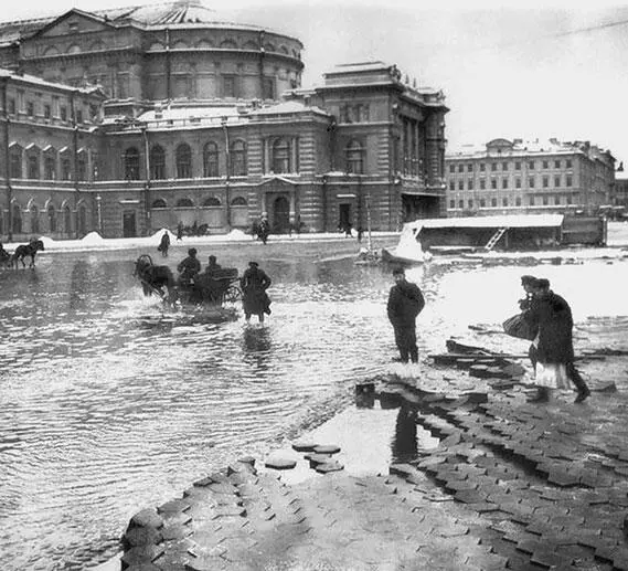 У Мариинского театра во время высокой воды в Петербурге Ввиду чрезвычайно - фото 44