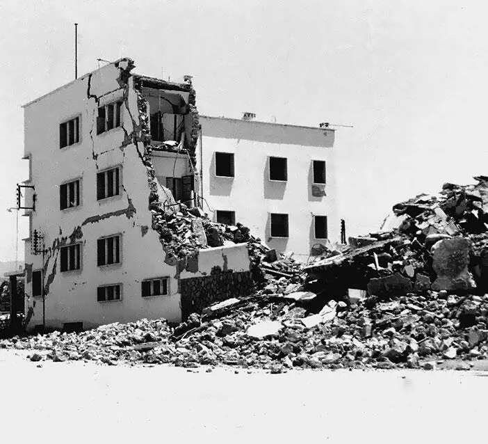 Один из кварталов Агадира после землетрясения 1960 г Рассказы о спасении - фото 54