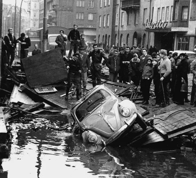 Во время гамбургского наводнения 1962 г 16 февраля в Германии бушевал шторм - фото 55