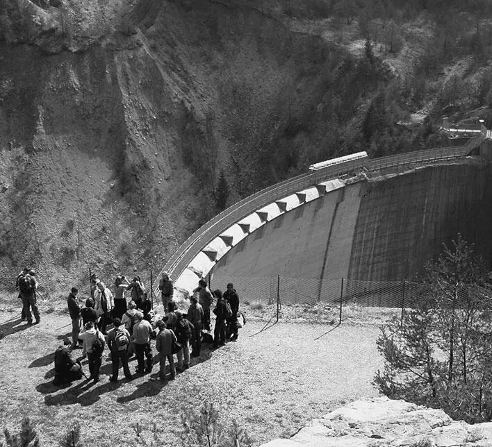 Группа туристов у плотины Вайонт Наше время Поздним вечером 9 октября со - фото 58