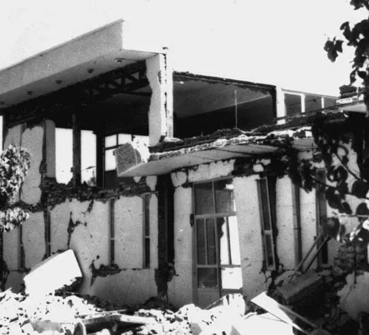 В одном из кварталов Тебеса Иран 1978 г Можно было бы сказать что только - фото 67