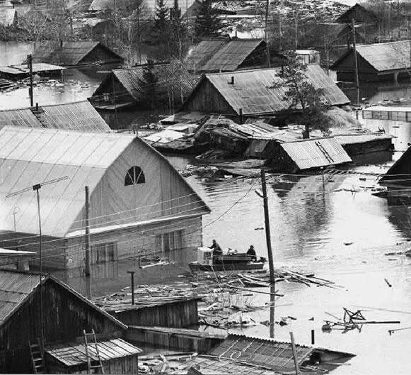 В о время якутского паводка 2001 г В недавно затопленном Олекминске уровень - фото 89