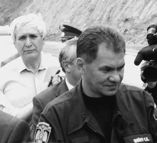 Министр МЧС Сергей Шойгу в Кармадонском ущелье после трагедии На пути ледника - фото 91