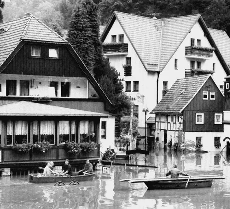 В ожидании схода воды Южная Германия 2002 г В Германии происходят тысячи и - фото 92