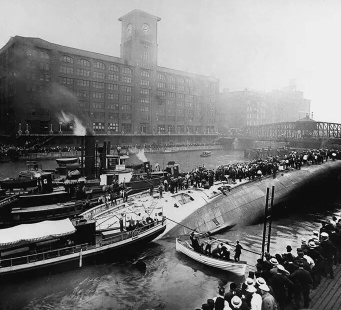Истленд в чикагском порту 24 июля 1915 г Для спасения женщин и детей - фото 129