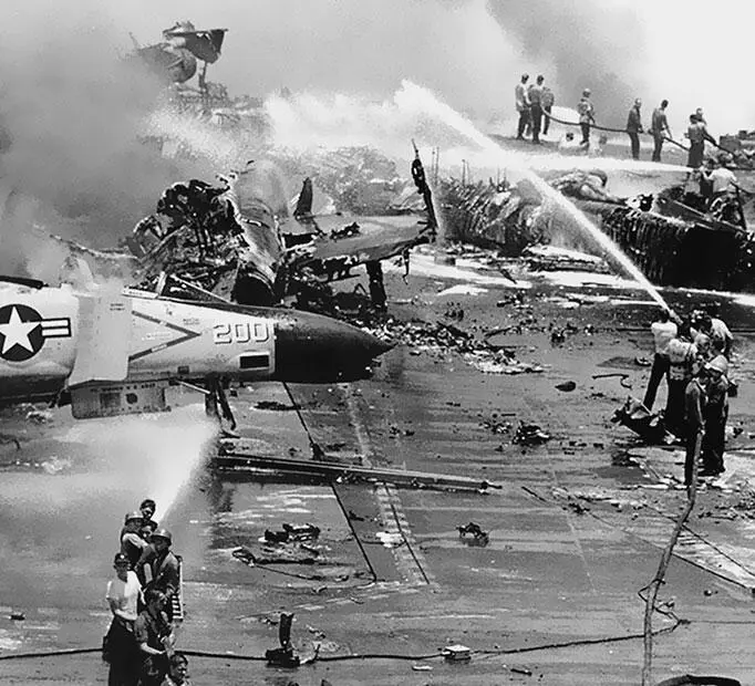 Ликвидация пожара на авианосце Форрестол 29 июля 1967 г Основными причинами - фото 157