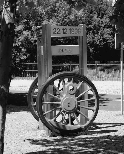 Монумент в память катастрофы в Гентхине в 1939 г Служащие станции предприняли - фото 181