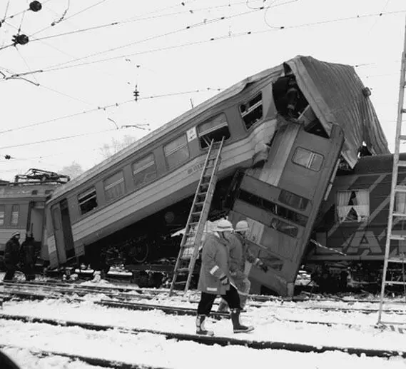 Разбор завалов после аварии в Риге 2 февраля 2005 г Катастрофа в метро - фото 196