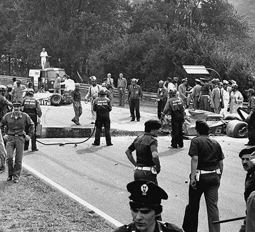 Через несколько минут после крушения машины Ронни Петерсона 1978 г Лишь - фото 207