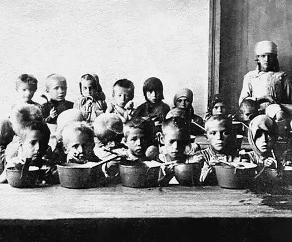 Голодающие дети Самарской губернии на питательном пункте 1921 г Крестьяне - фото 232