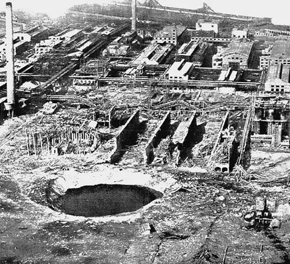 Гигантская воронка образовавшаяся после взрыва в Оппау в 1921 г Официально - фото 268