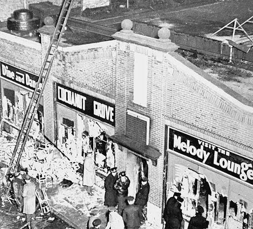 Работа полиции на месте выгоревшего клуба Коконат Гроув 1942 г В огненном - фото 270