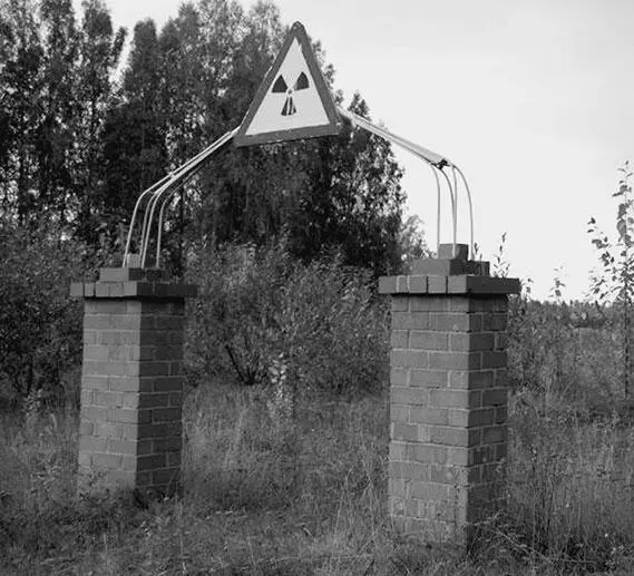 Памятник жертвам радиации близ реки Теча Последствия деятельности и аварий на - фото 273
