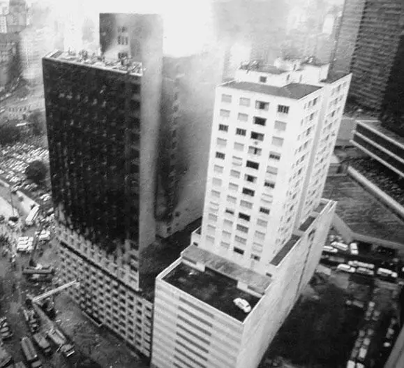 Пожар в СанПаулу Бразилия 1974 г Изза аварии на заводе в воздух была - фото 281