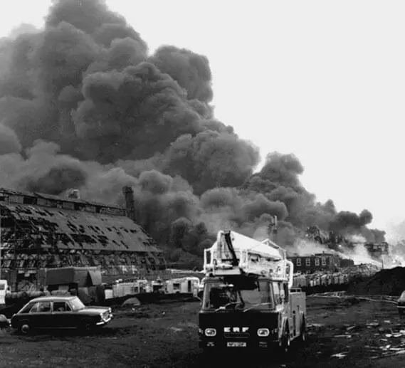 Пожар во Фликсборо 1974 г Через 45 мин после аварии когда грибообразное - фото 282