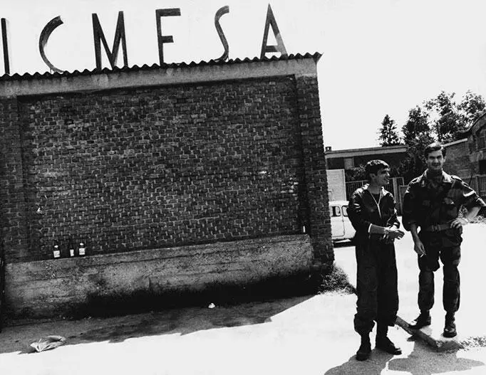 Итальянские военнослужащие у химического завода ICMESA Авария на химическом - фото 285