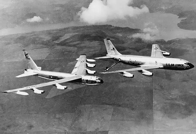 B52 и KC135 во время полета 17 января 1966 г В течение 18 ч поисковикам - фото 314